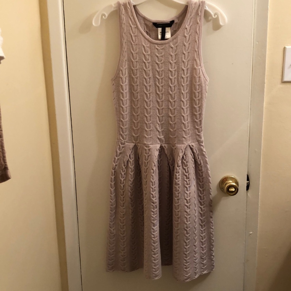 Beautiful dress without sleeves. very elegant, beige color.